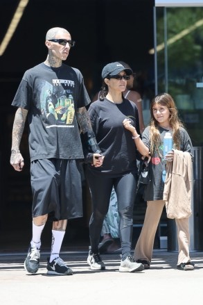 Calabasas, CA - *EXCLUSIVE* - Kourtney Kardashian, Travis Barker and Kourtney's daughter Penelope spend the day together as the family runs errands in Calabasas. They were seen stopping by a dermatologist's office before heading to Erewhon Market for lunch. Pictured: Travis Barker, Kourtney Kardashian, Penelope Scotland Disick BACKGRID USA JULY 26, 2022 USA: +1 310 798 9111 / usasales@backgrid.com uksales@backgrid.com *UK Customers - Images containing children, please rasterize face before posting*